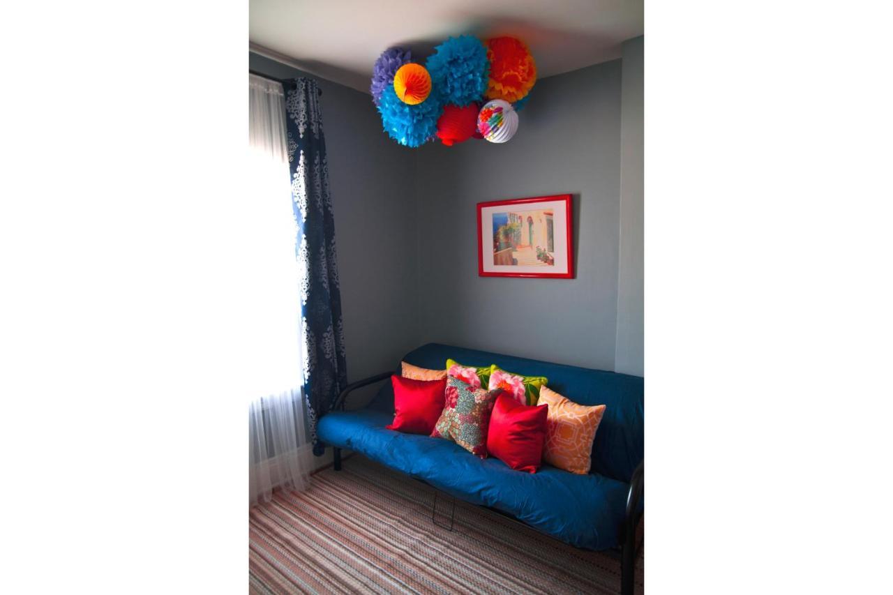 Colour Cube Guest House Toronto Downtown East ภายนอก รูปภาพ