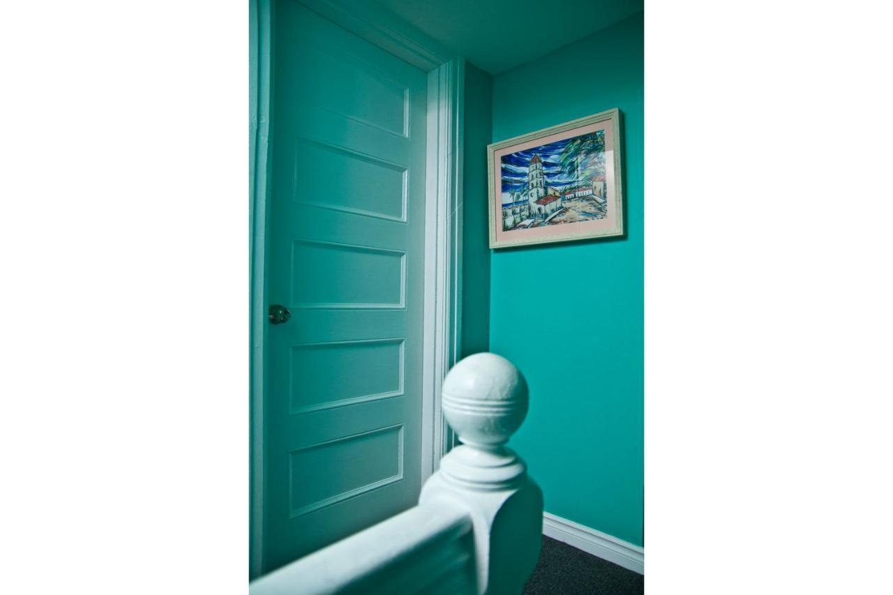 Colour Cube Guest House Toronto Downtown East ภายนอก รูปภาพ